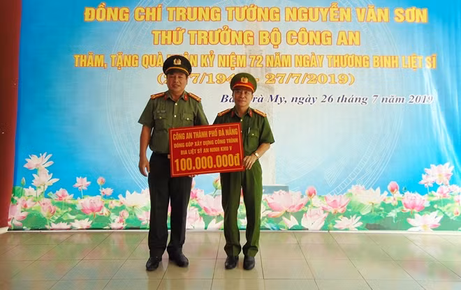 Công an TP Đà Nẵng trao 100 triệu cho Công an tỉnh Quảng Nam để hỗ trợ xây dựng Bia ghi danh các Anh hùng liệt sĩ tại Khu di tích An ninh khu V.