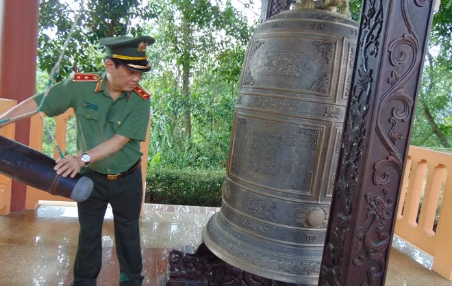 Thứ trưởng Nguyễn Văn Sơn thực hiện nghi thức thỉnh chuông tại Khu di tích An ninh khu V.