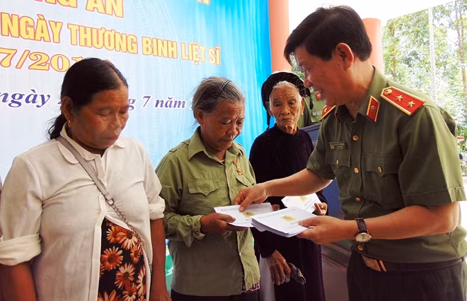 Thứ trưởng Nguyễn Văn Sơn tặng quà cho các gia đình chính sách tại huyện Bắc Trà My.