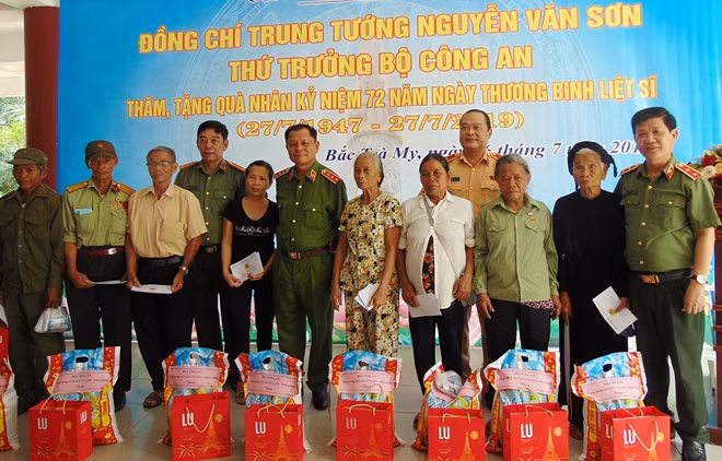 Về với Quảng Nam lần này, Thứ trưởng Nguyễn Văn Sơn đã trao tặng 200 phần quà cho các gia đình chính sách trên địa bàn tỉnh. Trong đó, tặng quà cho các gia đình chính sách huyện Bắc Trà My.