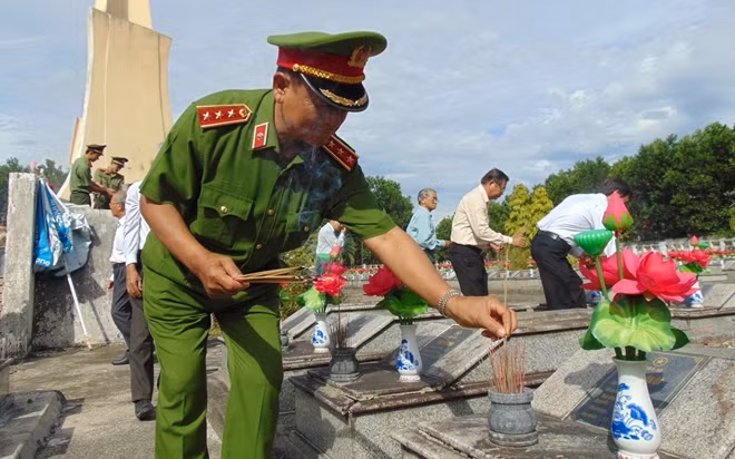 Thượng tướng Lê Thế Tiệm thắp hương tưởng nhớ các Anh hùng liệt sĩ tại Nghĩa trang liệt sĩ Trà My.