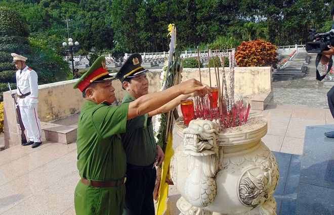 Thứ trưởng Nguyễn Văn Sơn và Thượng tướng Lê Thế Tiệm dâng hương viếng các anh hùng liệt sĩ.