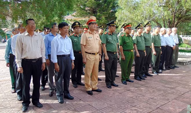 Thứ trưởng Nguyễn Văn Sơn cùng các đại biểu dâng hoa, dâng hương tại Nghĩa trang liệt sĩ Trà My.