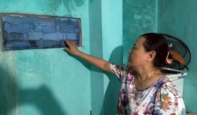 Bà Anh chỉ những khuôn bông thông gió trên tường nhà đã được thay bằng gương để hạn chế mùi hôi bay vào nhà.