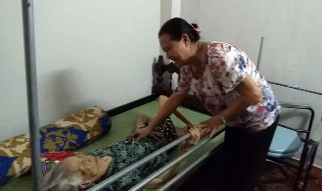 Bà Anh chăm sóc Mẹ Việt Nam anh hùng Đỗ Thị Mẹo.