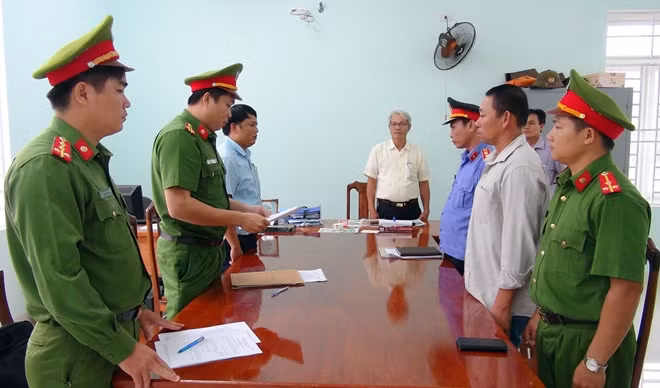 Cơ quan Cảnh sát điều tra tống đạt quyết định khởi tố và lệnh bắt tạm giam Nguyễn Văn A.