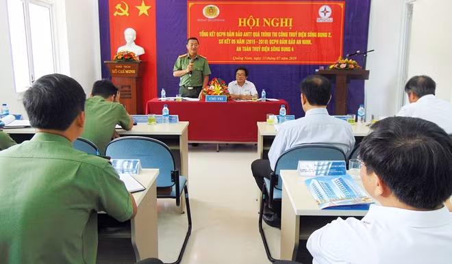 Thượng tá Nguyễn Thành Long, Phó Giám đốc Công an tỉnh Quảng Nam phát biểu tại hội nghị.