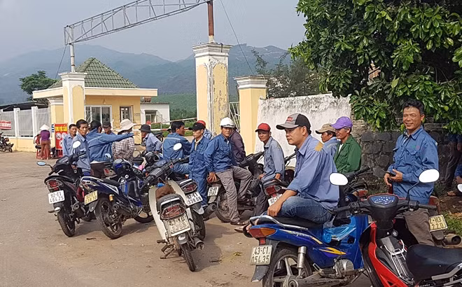 Công nhân không thể vào nhà máy xử lý môi trường do vấp phải sự ngăn cản của người dân.
