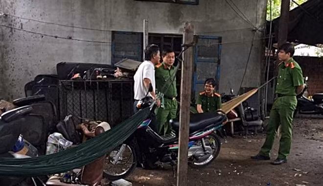 Lực lượng Cảnh sát môi trường kiểm tra cơ sở của ông Trương Vũ Duẩn tại xã Hương An, huyện Quế Sơn.