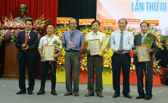 Lãnh đạo tỉnh Quảng Nam trao giải A cho các tác giả, nhóm tác giả có tác phẩm VHNT xuất sắc.