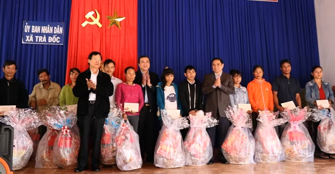 Đoàn công tác của Ban Tổ chức Trung ương thăm, tặng quà người dân xã Trà Đốc, huyện Bắc Trà My.