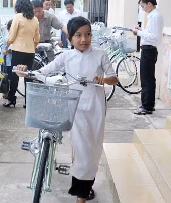 Chiếc xe đạp, phần nào rút ngắn khoảng cách đến trường của các em học sinh nghèo ở những vùng nông thôn.