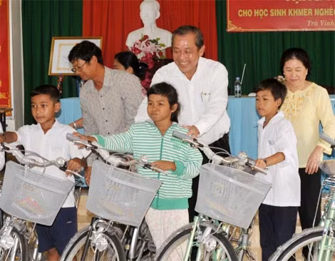 Từ năm 2007 đến nay, Quỹ bảo trợ HS các dân tộc ít người do Báo CAND thực hiện đã trao hàng ngàn chiếc xe đạp cho các em HS nghèo vượt khó.