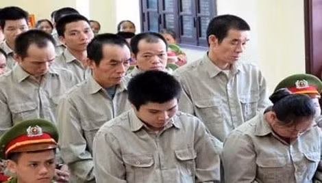 Các bị cáo trước vành móng ngựa.