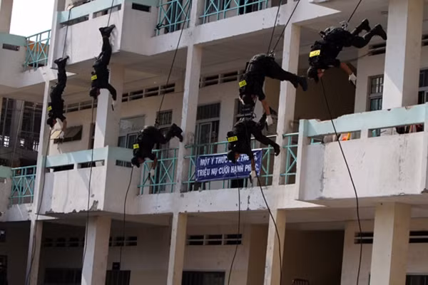 Luyện tập phương án trấn áp tội phạm.