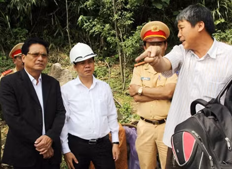 Bí thư Quận ủy Võ Công Chánh cùng Chủ tịch UBND quận Liên Chiểu Dương Thành Thị có mặt tại hiện trường chỉ đạo các lực lượng chức năng cứu hộ, cứu nạn.