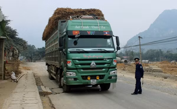Phương tiện chở quá tải bị ông Mai Xuân Liêm, Giám đốc Sở Giao thông vận tải Thanh Hoá phát hiện.