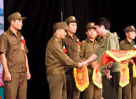 Thứ trưởng Bùi Văn Nam trao cờ lưu niệm tặng đại diện các đội tuyển CAX dự Hội thi chung kết.