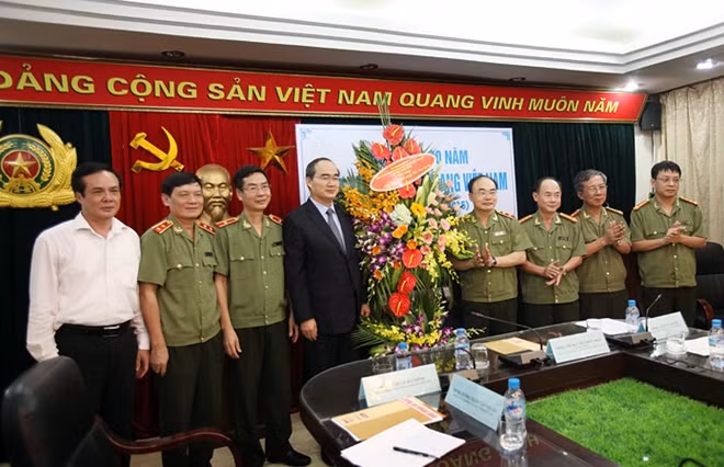 Chủ tịch UBTW MTTQ Việt Nam Nguyễn Thiện Nhân, Thứ trưởng Bùi Quang Bền và các đại biểu.