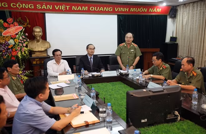 Thứ trưởng Bùi Quang Bền phát biểu tại buổi làm việc.
