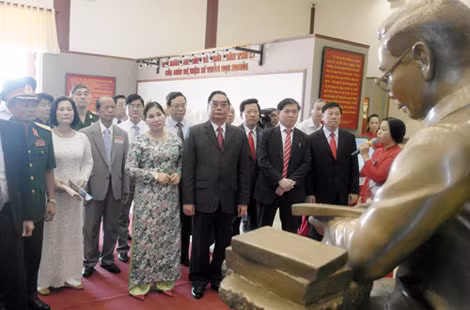 Các đại biểu tham qua Khu lưu niệm Giáo sư – Viện sĩ Trần Đại Nghĩa.