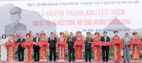 Đồng chí Lê Hồng Anh, Ủy viên Bộ Chính trị, Thường trực Ban Bí thư cùng các đại biểu cắt băng khánh thành Khu lưu niệm Giáo sư - Viện sĩ Trần Đại Nghĩa.