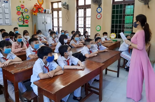 Sau kỳ nghỉ dài để phòng, chống dịch bệnh COVID-19, đầu tháng 5/2020 học sinh ở Phú Yên đeo khẩu trang khi trở lại trường học. Ảnh : Trung Hiếu