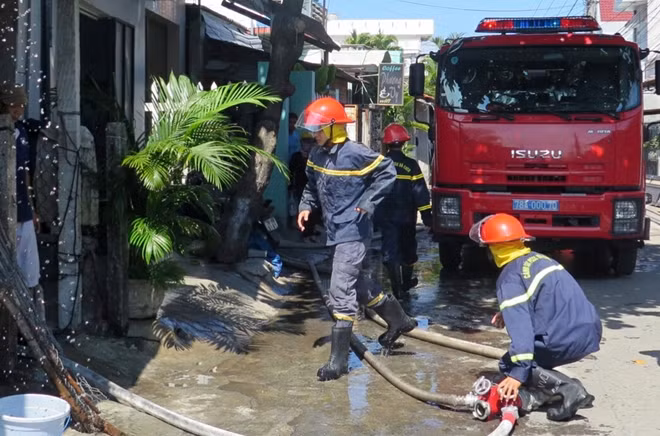 Cảnh sát triển khai phương án chữa cháy tại hiện trường. Ảnh : Hữu Toàn