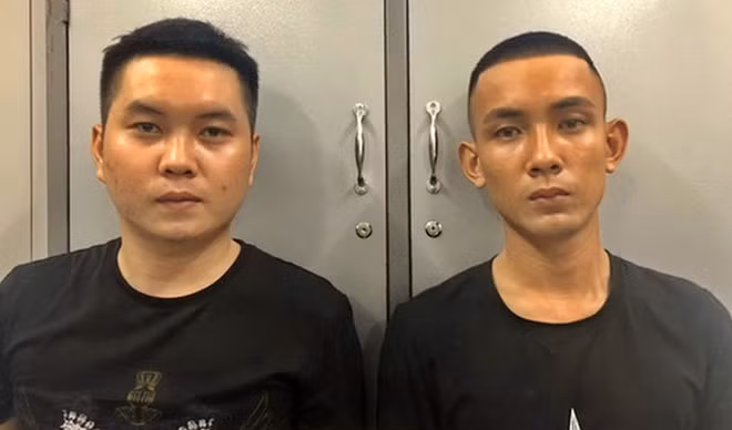 Hai đối tượng Nguyễn Văn Hòa và Lê Minh Chính sau khi bị khởi tố, bắt tạm giam. Ảnh : CACC
