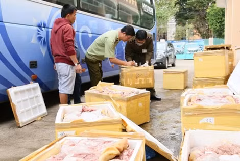 Cơ quan chức năng đang tiến hành kiểm tra số hàng bị bắt giữ.