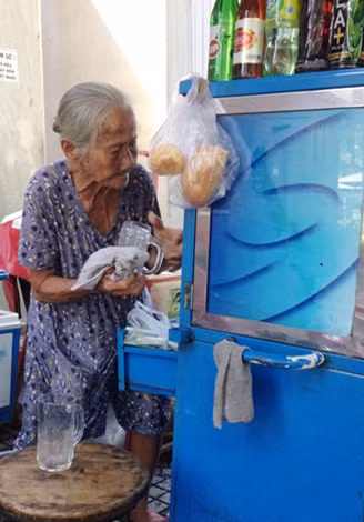 Dù đã gần 90 tuổi nhưng bà Ba hàng ngày vẫn đều đặn bán quán nơi vỉa hè phố Tây.