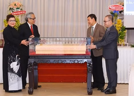 Những người thực hiện “Tổng tập sắc phong Việt Nam” trao tập sách cho đại diện Bảo tàng Lịch sử Quốc gia.