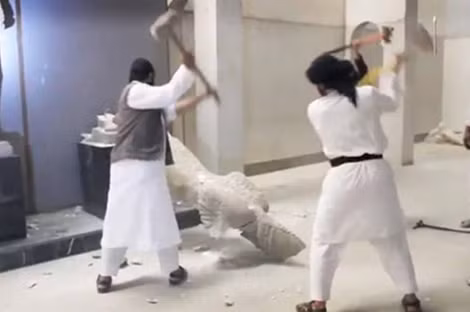 Chiến binh IS dùng búa tạ phá hủy những cổ vật trong Nhà Bảo tàng Mosul.