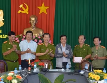 Đồng chí Bí thư Tỉnh ủy Lê Minh Hoan khen thưởng lực lượng phá án.