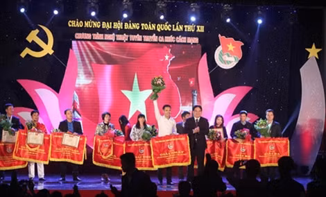 Đồng chí Nguyễn Đắc Vinh, Ủy viên dự khuyết TW, Bí thư thứ nhất TW Đoàn TNCS HCM trao giải nhất cho đội thi Thành đoàn TP HCM.