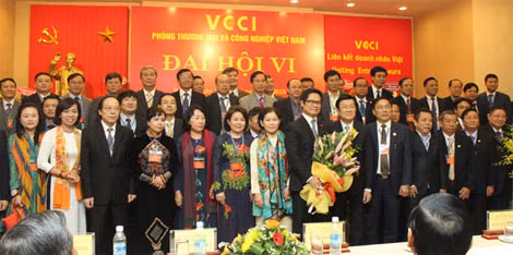 Chủ tịch nước chụp ảnh lưu niệm với Ban chấp hành VCCI nhiệm kỳ mới.