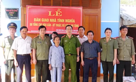 Lãnh đạo Công an tỉnh Quảng Nam cùng các đại biểu và bà Lưu Thị Văn tại lễ bàn giao nhà tình nghĩa.