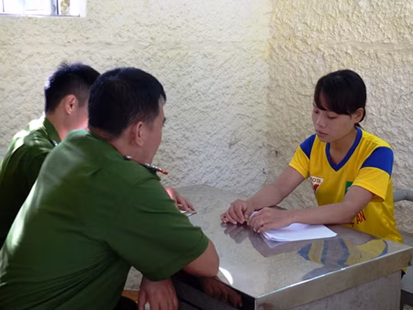 Cơ quan điều tra lấy lời khai Nguyễn Thị Ngọc Thảo.