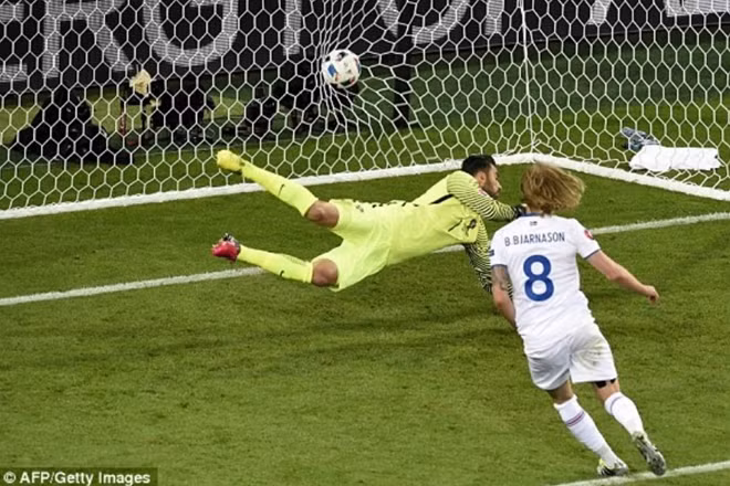 Iceland bất ngờ có được bàn thắng gỡ hòa.