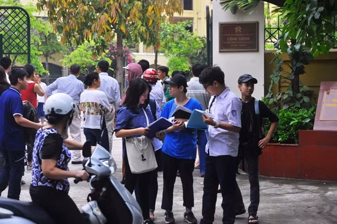 Nhiều thí sinh có mặt tại điểm thi từ khá sớm và tranh thủ ôn lại bài.