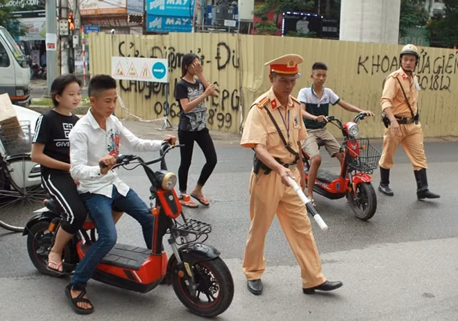 Ý thức chấp hành luật lệ khi tham gia của học sinh, thanh niên còn kém.