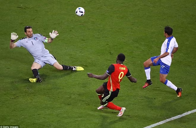 Lukaku thoát xuống đối mặt với thủ thành Buffon và thực hiện cú bấm bóng về phía góc xa, nhưng bóng đi vọt xà trong gang tấc.
