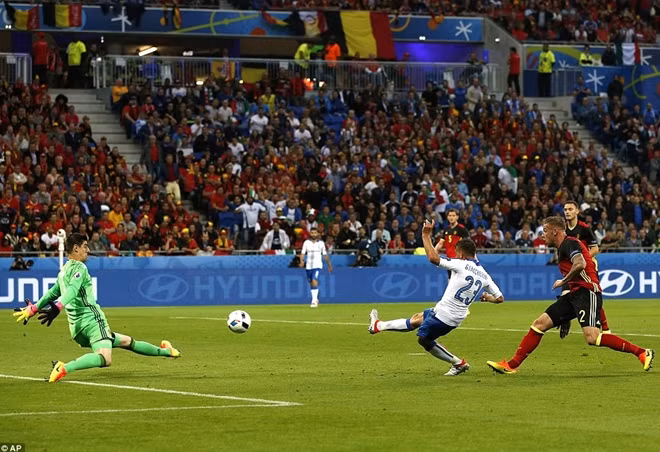 Cầu thủ Giaccherini bên phía Italia đã có pha khống chế bóng hoàn hảo và tung ra cú sút dứt khoát làm tung lưới thủ thành Courtois trong hiệp 1.