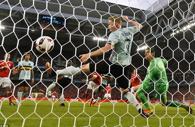 Ashley Williams ánh đầu dũng mãnh cân bằng tỉ số 1-1.