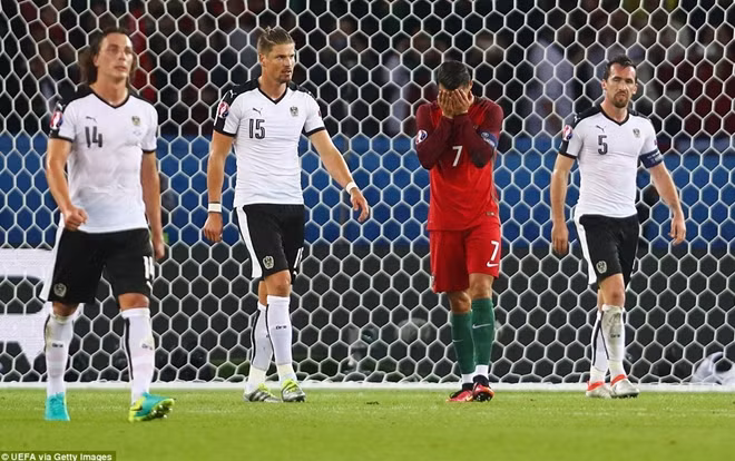 Ronaldo khá vô duyên, anh vẫn chưa giúp ĐT Bồ Đào Nha có chiến thắng đầu tiên.