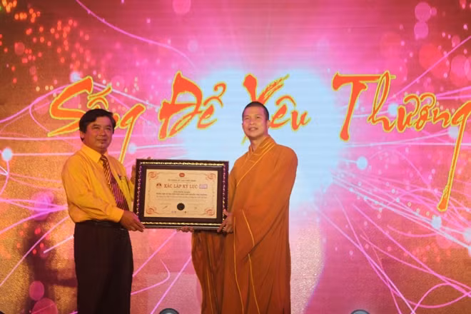 Đại diện Tổ chức kỷ lục Việt Nam trao bằng xác lập kỷ lục Tôn tượng Đức Phật Tổ đản sanh bằng bê tông cốt thép lớn nhất việt Nam