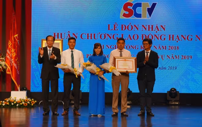 Tổng Giám đốc Đài truyền hình Việt Nam Trần Bình Minh và Phó Chủ tịch thường trực UBND TP Hồ Chí Minh Lê Thanh Liêm chúc mừng SCTV