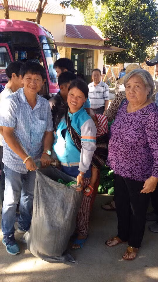Ông Đinh Công Tường trao quà cho bà con nghèo