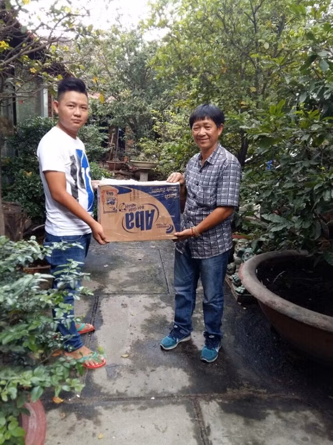 Em Đinh Hoàng Thắng đã dồn hết số tiền tiết kiệm của mình để mua quà tặng bà con