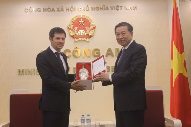 Bộ trưởng Tô Lâm tặng quà Thứ trưởng Bộ Nội vụ Cộng hòa Bulgaria Philip Gounev.